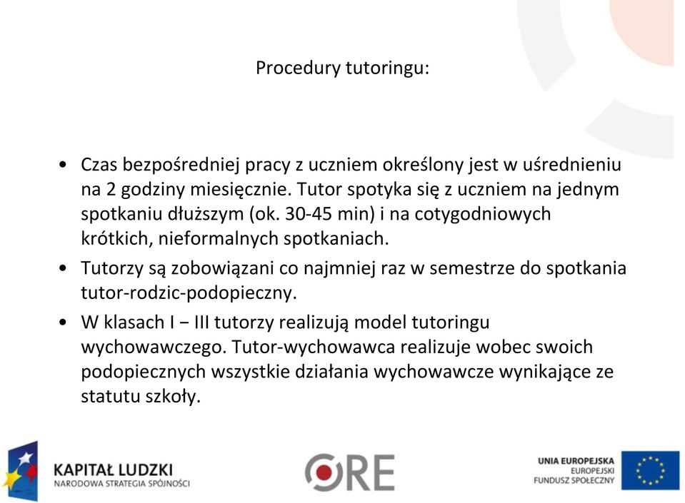 30-45 min) i na cotygodniowych krótkich, nieformalnych spotkaniach.