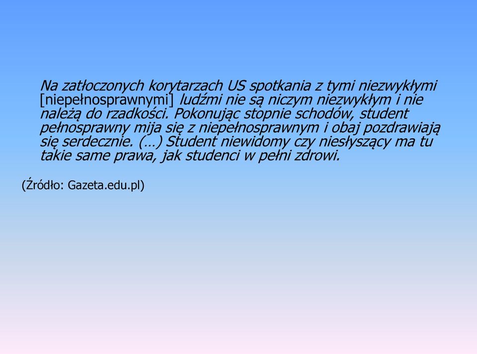 Pokonując stopnie schodów, student pełnosprawny mija się z niepełnosprawnym i obaj