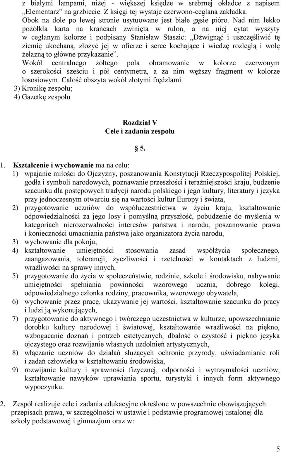 Nad nim lekko pożółkła karta na krańcach zwinięta w rulon, a na niej cytat wyszyty w ceglanym kolorze i podpisany Stanisław Staszic: Dźwignąć i uszczęśliwić tę ziemię ukochaną, złożyć jej w ofierze i