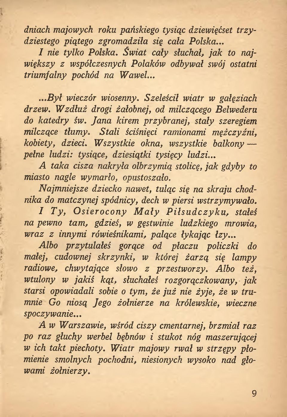 W zdłuż drogi żałobnej, od milczącego Belwederu do katedry św. Jana kirem przybranej, stały szeregiem milczące tłumy. Stali ściśnięci ramionami mężczyźni, kobiety, dzieci.