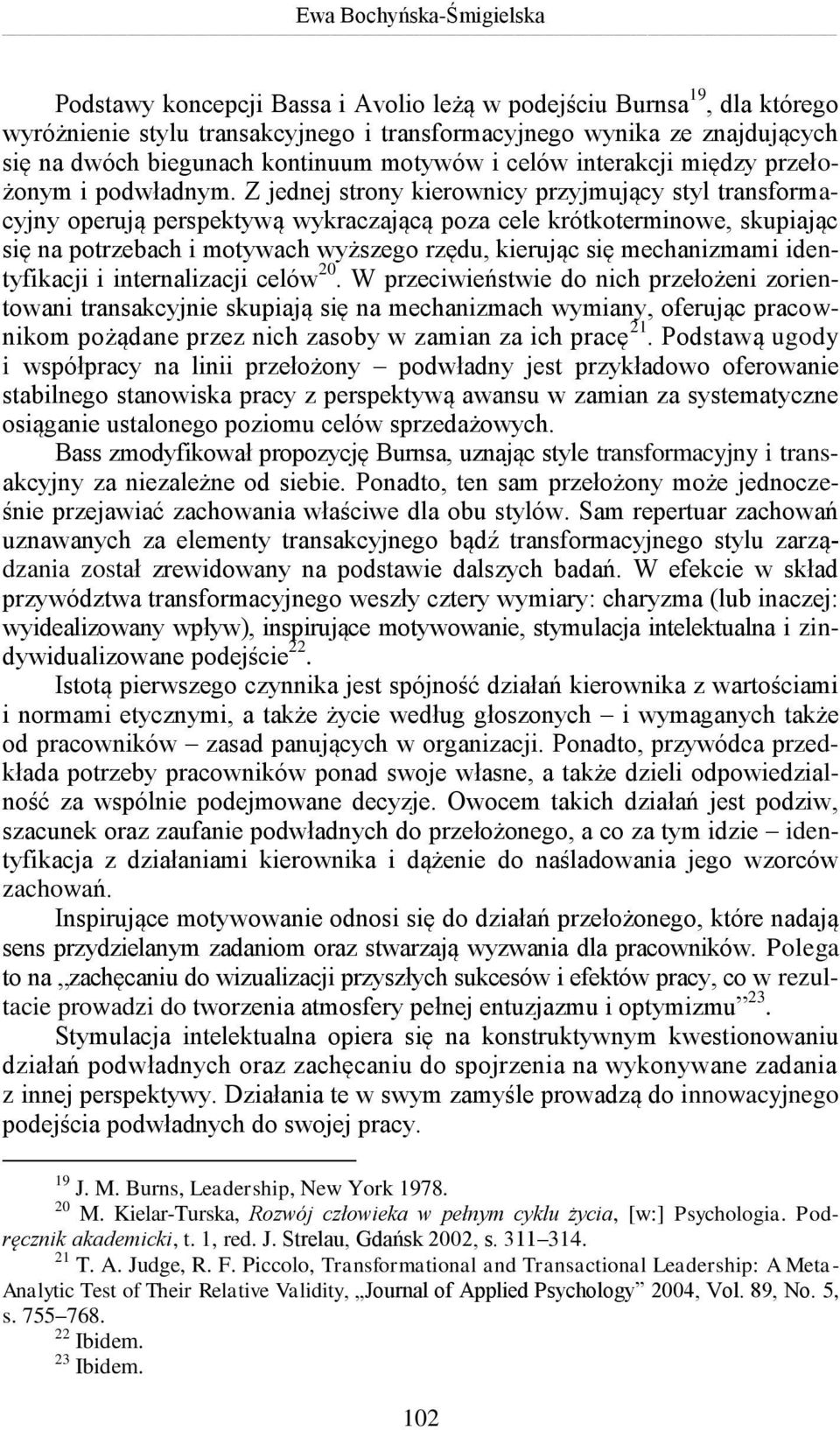 Z jednej strony kierownicy przyjmujący styl transformacyjny operują perspektywą wykraczającą poza cele krótkoterminowe, skupiając się na potrzebach i motywach wyższego rzędu, kierując się