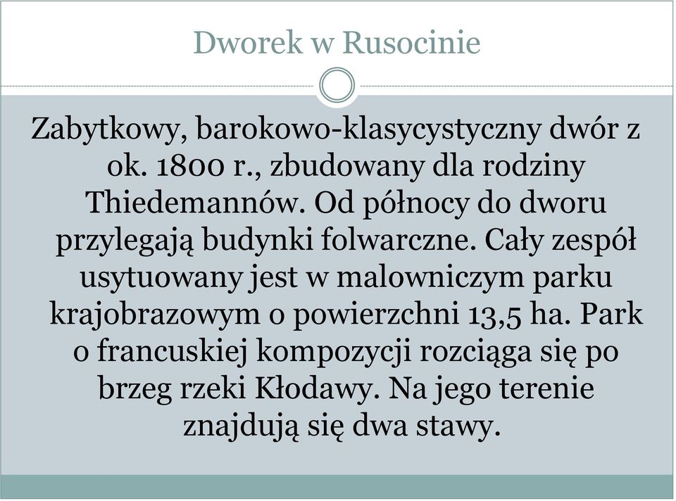 Cały zespół usytuowany jest w malowniczym parku krajobrazowym o powierzchni 13,5 ha.