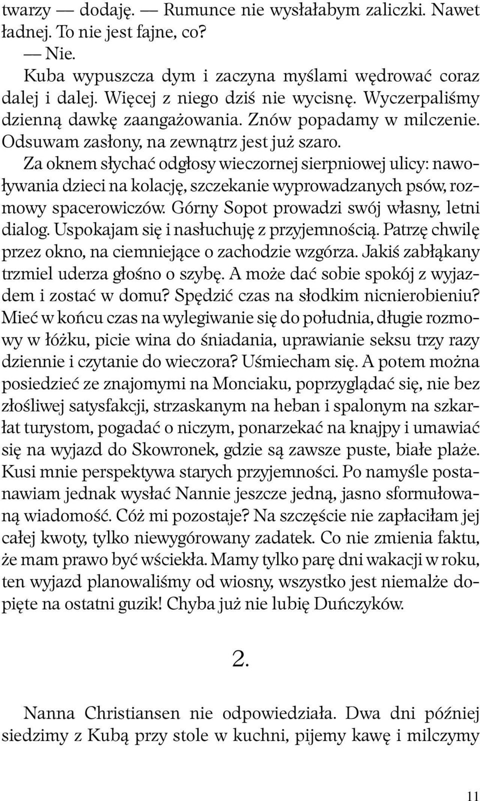 Za oknem słychać odgłosy wieczornej sierpniowej ulicy: nawoływania dzieci na kolację, szczekanie wyprowadzanych psów, rozmowy spacerowiczów. Górny Sopot prowadzi swój własny, letni dialog.