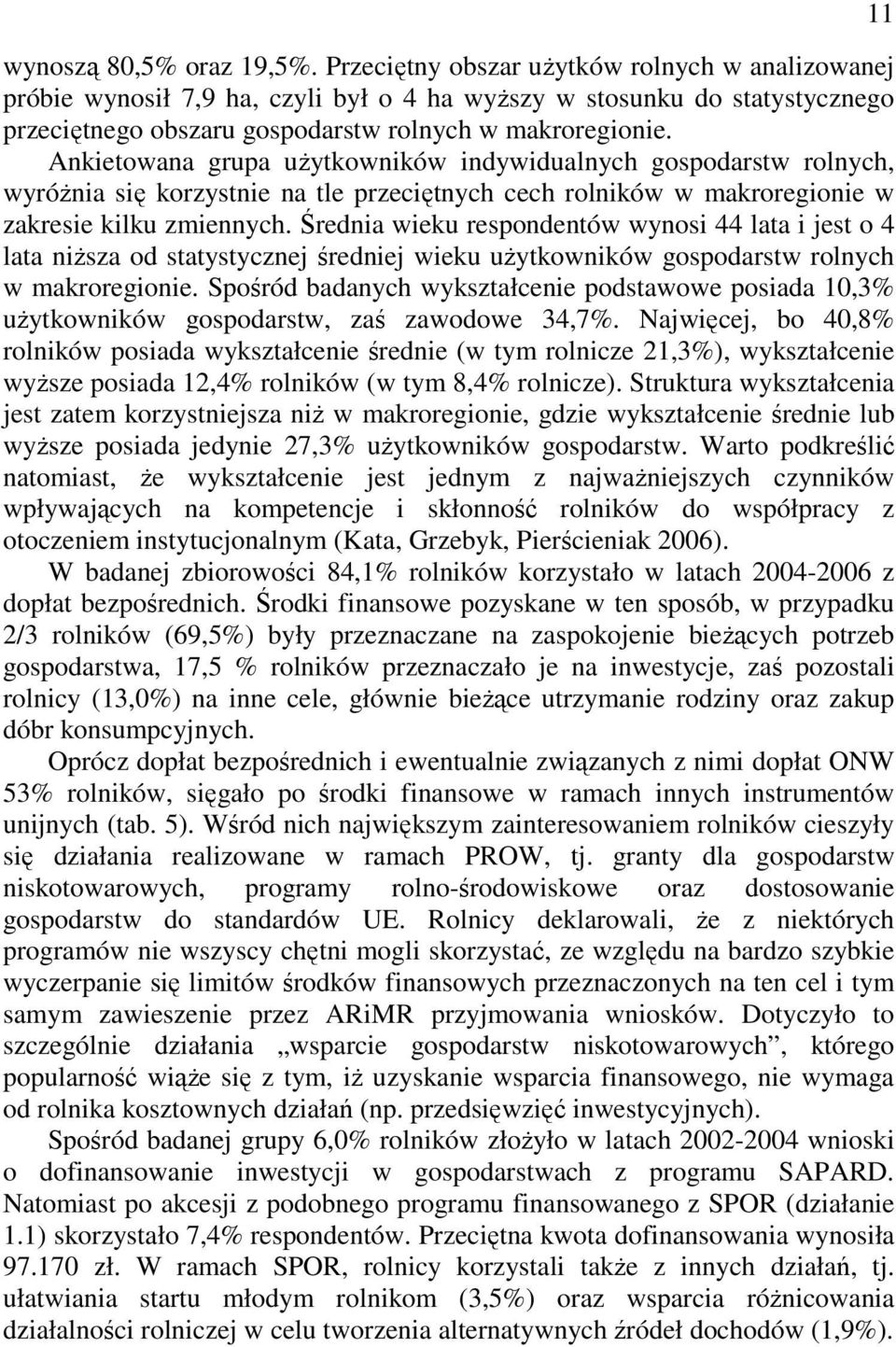 Ankietowana grupa uŝytkowników indywidualnych gospodarstw rolnych, wyróŝnia się korzystnie na tle przeciętnych cech rolników w makroregionie w zakresie kilku zmiennych.