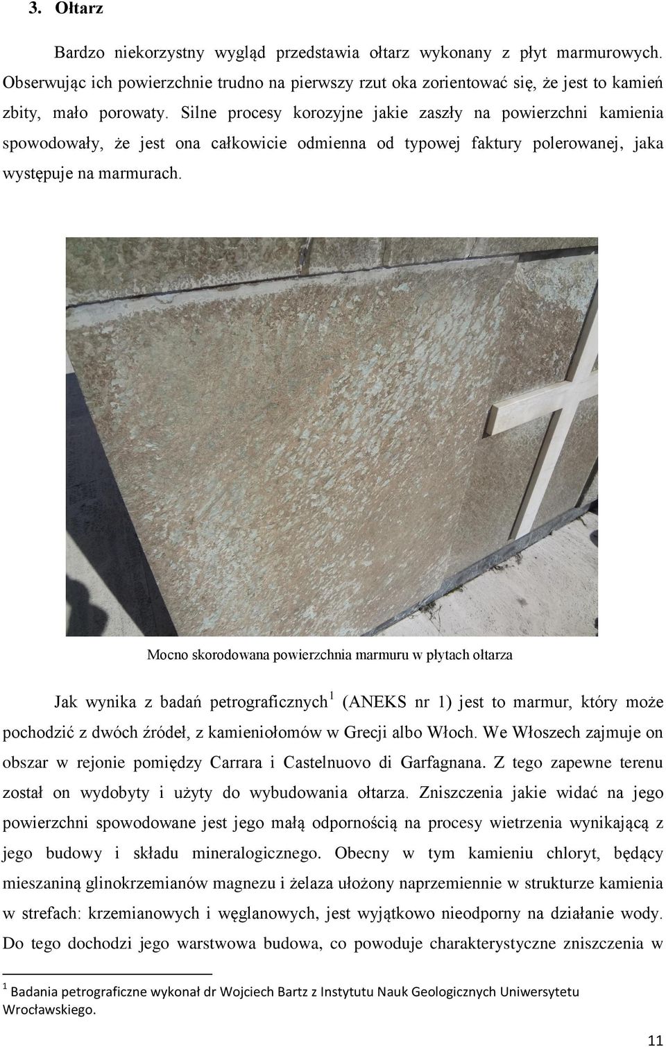Mocno skorodowana powierzchnia marmuru w płytach ołtarza Jak wynika z badań petrograficznych 1 (ANEKS nr 1) jest to marmur, który może pochodzić z dwóch źródeł, z kamieniołomów w Grecji albo Włoch.