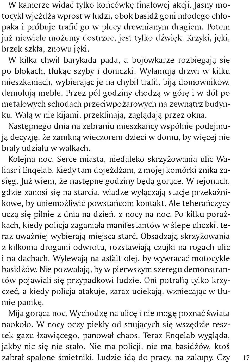 Wyłamują drzwi w kilku mieszkaniach, wybierając je na chybił trafił, biją domowników, demolują meble.