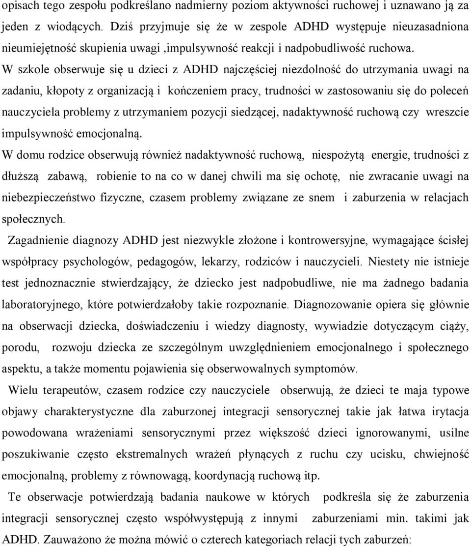 W szkole obserwuje się u dzieci z ADHD najczęściej niezdolność do utrzymania uwagi na zadaniu, kłopoty z organizacją i kończeniem pracy, trudności w zastosowaniu się do poleceń nauczyciela problemy z