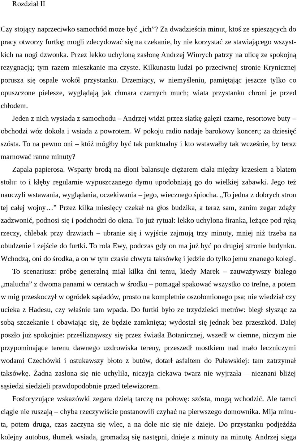 Przez lekko uchyloną zasłonę Andrzej Winrych patrzy na ulicę ze spokojną rezygnacją; tym razem mieszkanie ma czyste.