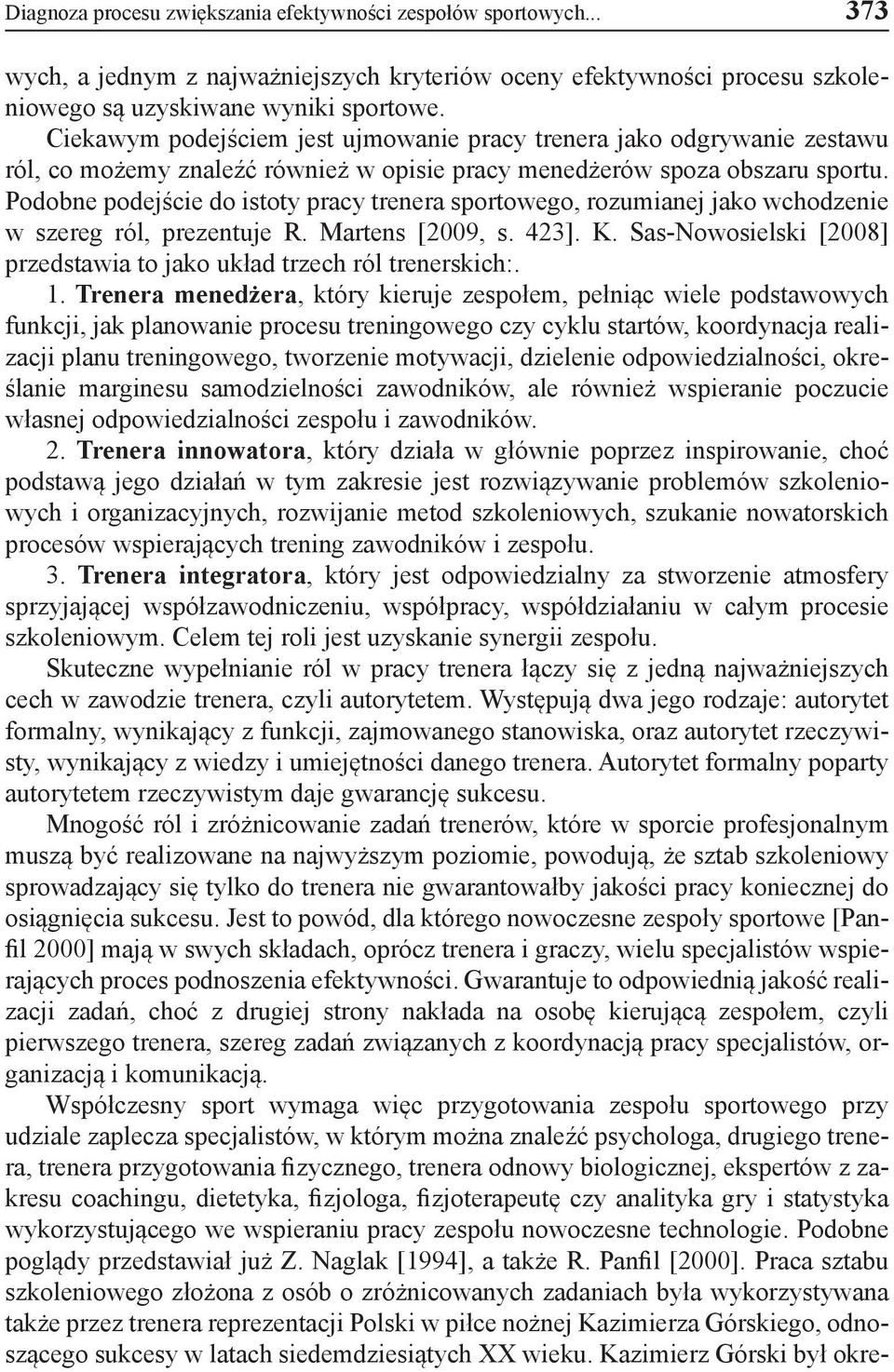 Podobne podejście do istoty pracy trenera sportowego, rozumianej jako wchodzenie w szereg ról, prezentuje R. Martens [2009, s. 423]. K.