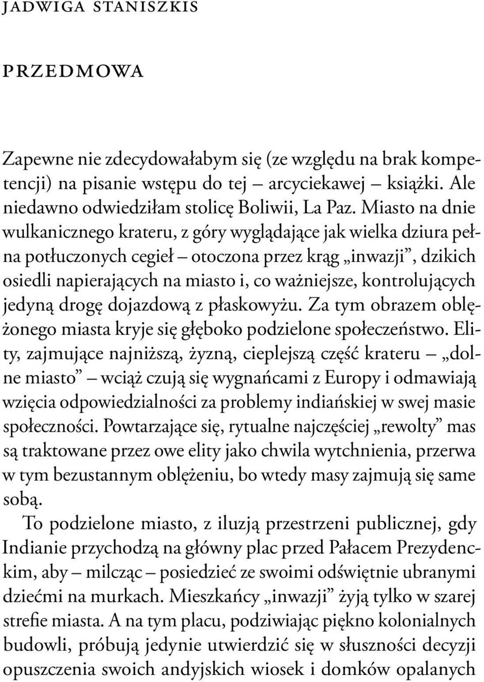 kontrolujących jedyną drogę dojazdową z płaskowyżu. Za tym obrazem oblężonego miasta kryje się głęboko podzielone społeczeństwo.