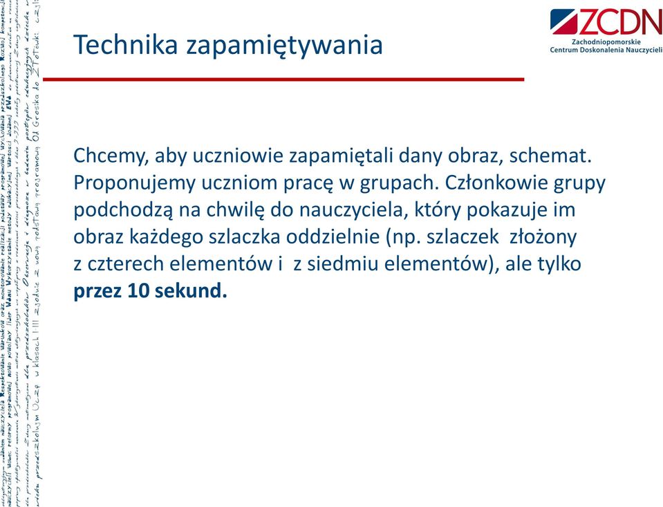 Członkowie grupy podchodzą na chwilę do nauczyciela, który pokazuje im obraz