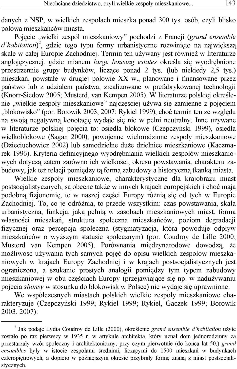 Termin ten używany jest również w literaturze anglojęzycznej, gdzie mianem large housing estates określa się wyodrębnione przestrzennie grupy budynków, liczące ponad 2 tys. (lub niekiedy 2,5 tys.