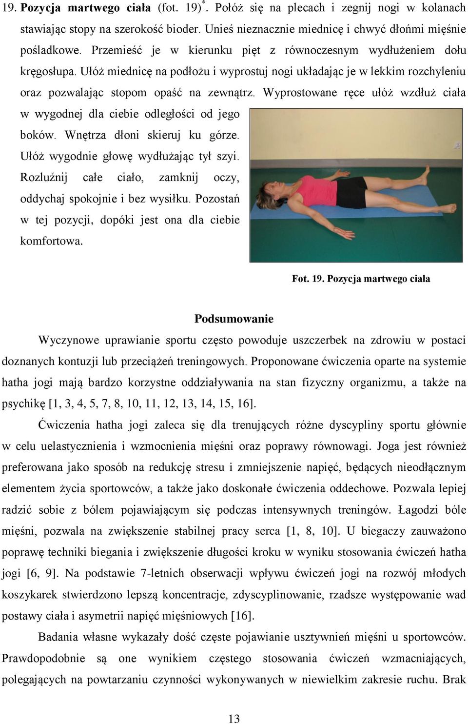 Wyprostowane ręce ułóż wzdłuż ciała w wygodnej dla ciebie odległości od jego boków. Wnętrza dłoni skieruj ku górze. Ułóż wygodnie głowę wydłużając tył szyi.