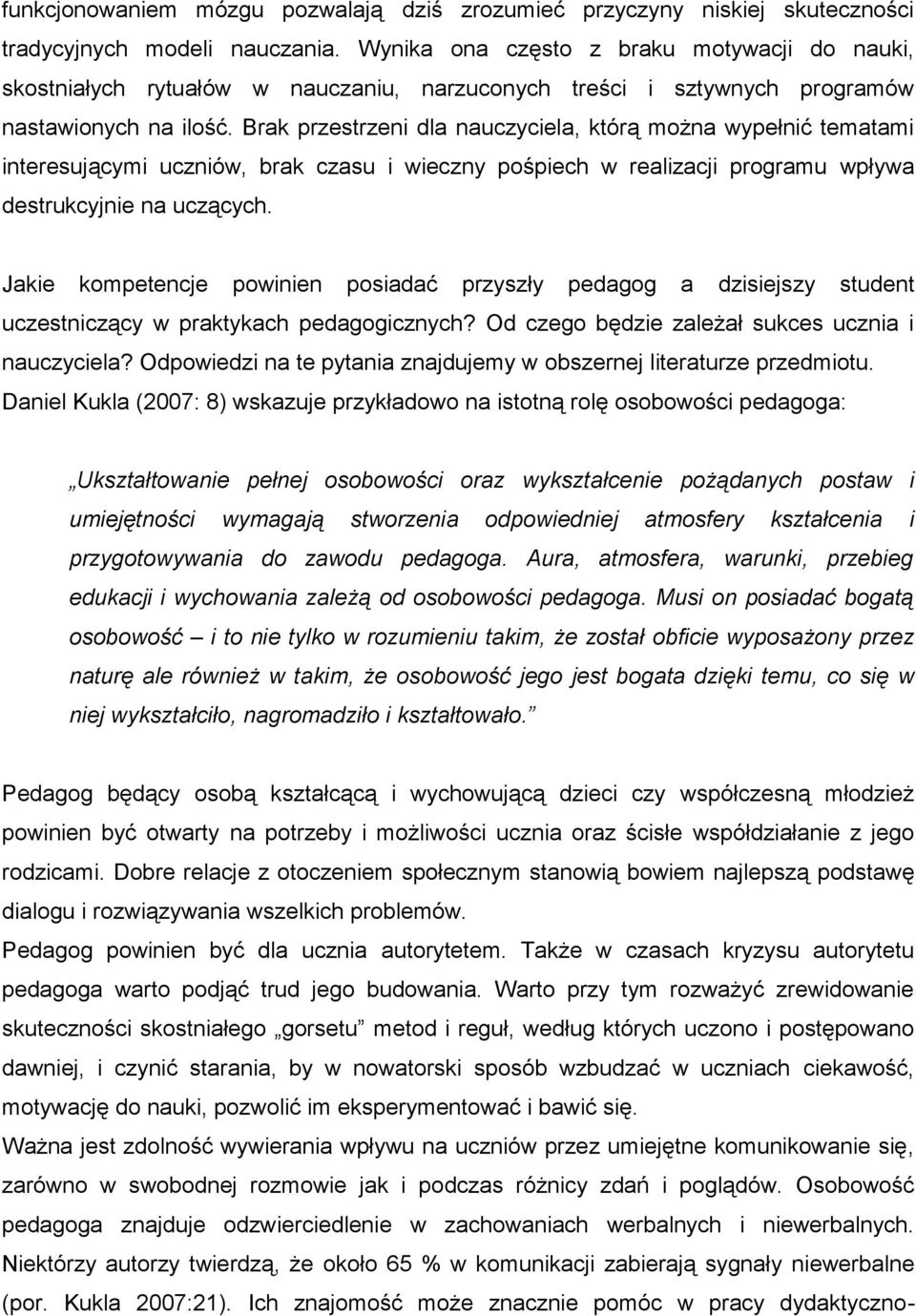 Brak przestrzeni dla nauczyciela, którą można wypełnić tematami interesującymi uczniów, brak czasu i wieczny pośpiech w realizacji programu wpływa destrukcyjnie na uczących.