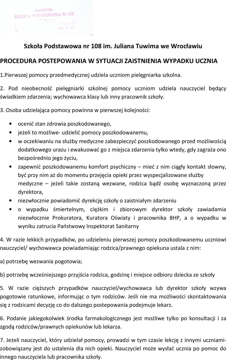 Osoba udzielająca pomocy powinna w pierwszej kolejności: ocenić stan zdrowia poszkodowanego, jeżeli to możliwe- udzielić pomocy poszkodowanemu, w oczekiwaniu na służby medyczne zabezpieczyć