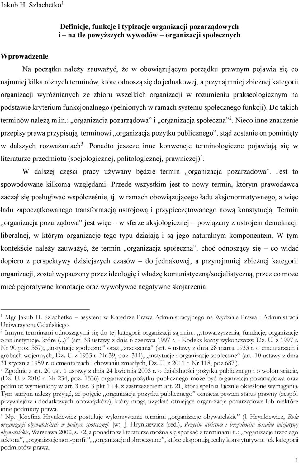 pojawia się co najmniej kilka różnych terminów, które odnoszą się do jednakowej, a przynajmniej zbieżnej kategorii organizacji wyróżnianych ze zbioru wszelkich organizacji w rozumieniu