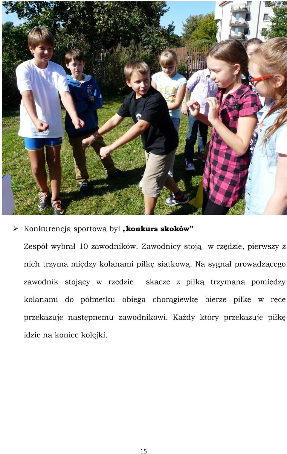 Na sygnał prowadzącego zawodnik stojący w rzędzie skacze z piłką trzymana pomiędzy kolanami do