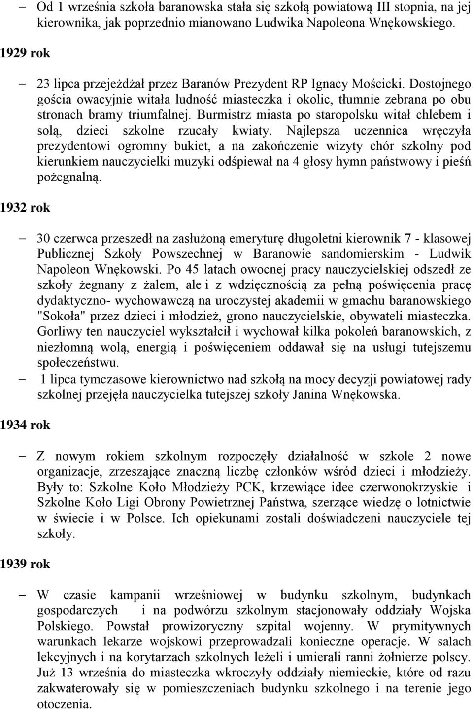 Burmistrz miasta po staropolsku witał chlebem i solą, dzieci szkolne rzucały kwiaty.