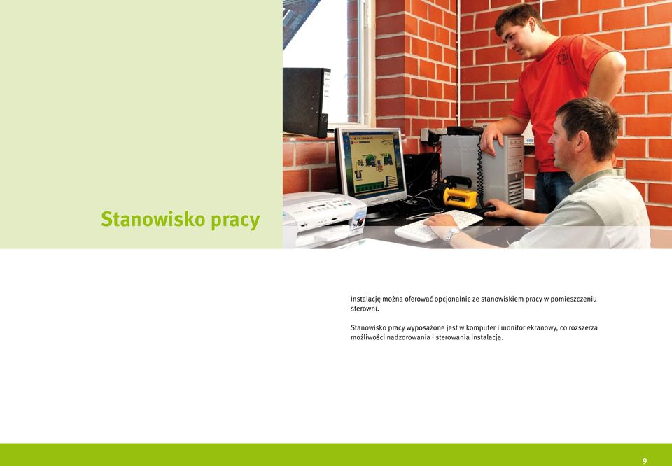 Stanowisko pracy wyposażone jest w komputer i monitor