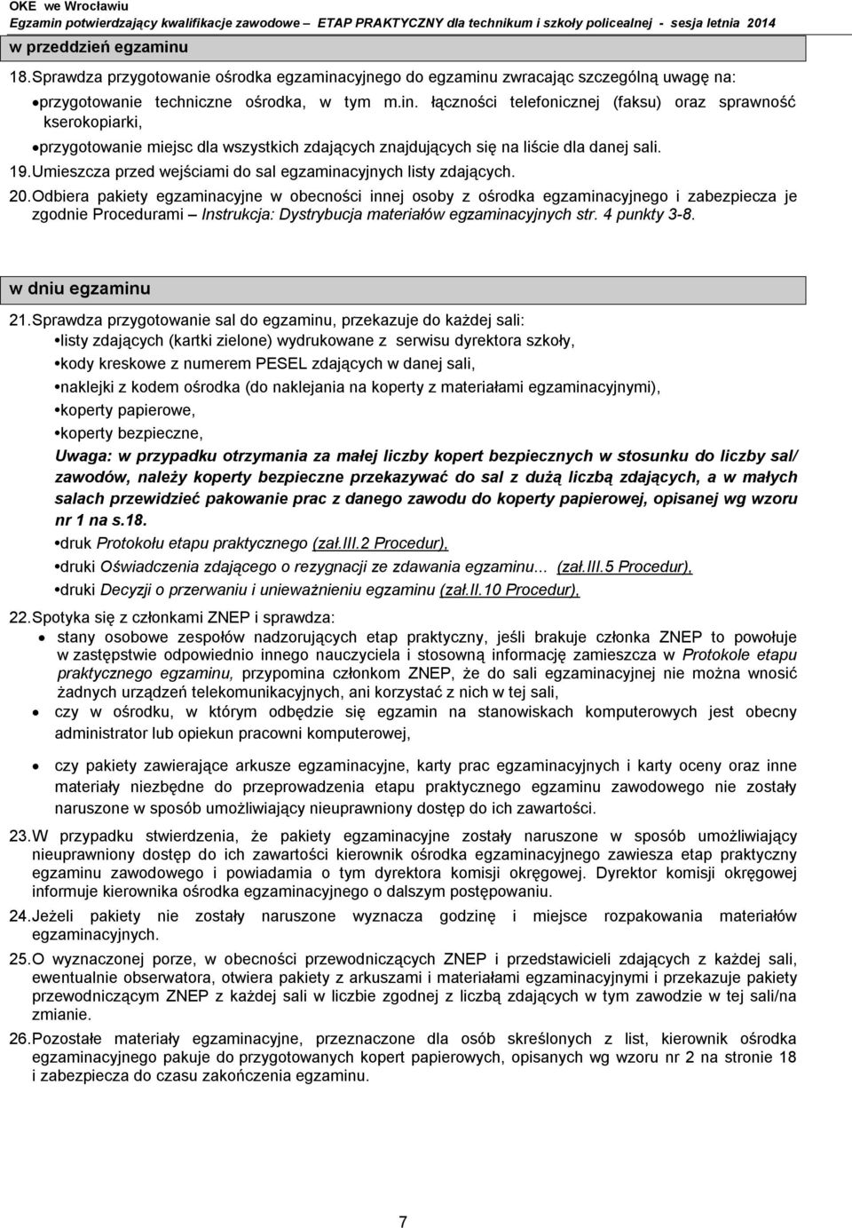 Odbiera pakiety egzaminacyjne w obecności innej osoby z ośrodka egzaminacyjnego i zabezpiecza je zgodnie Procedurami Instrukcja: Dystrybucja materiałów egzaminacyjnych str. 4 punkty 3-8.