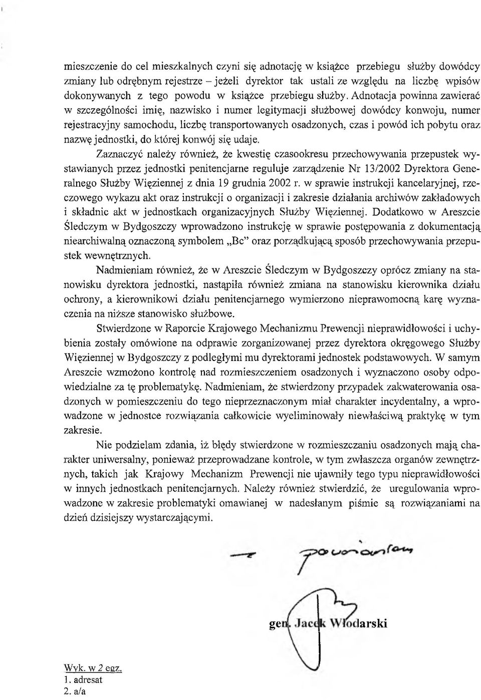 Adnotacja powinna zawierać w szczególności imię, nazwisko i numer legitymacji służbowej dowódcy konwoju, numer rejestracyjny samochodu, liczbę transportowanych osadzonych, czas i powód ich pobytu