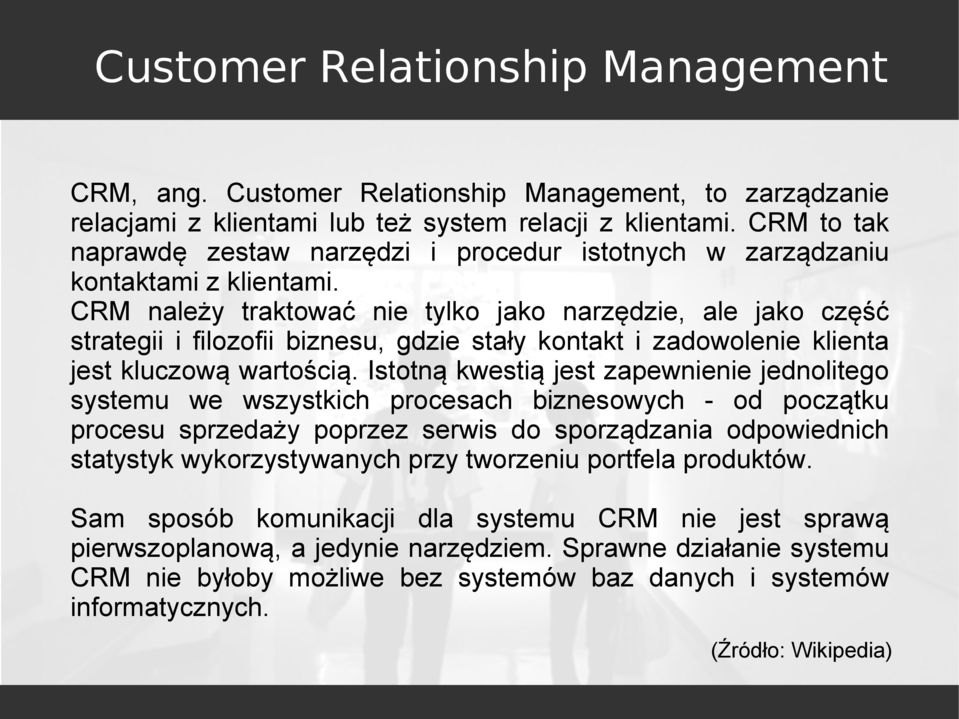 CRM należy traktować nie tylko jako narzędzie, ale jako część strategii i filozofii biznesu, gdzie stały kontakt i zadowolenie klienta jest kluczową wartością.