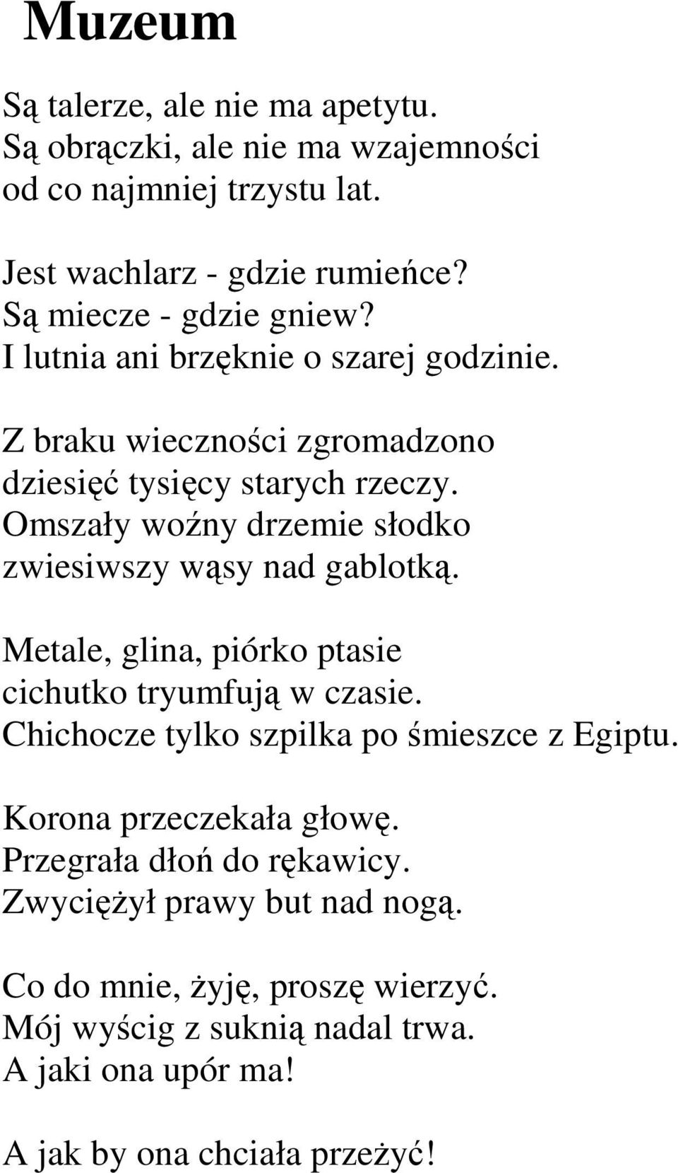 Omszały woźny drzemie słodko zwiesiwszy wąsy nad gablotką. Metale, glina, piórko ptasie cichutko tryumfują w czasie.