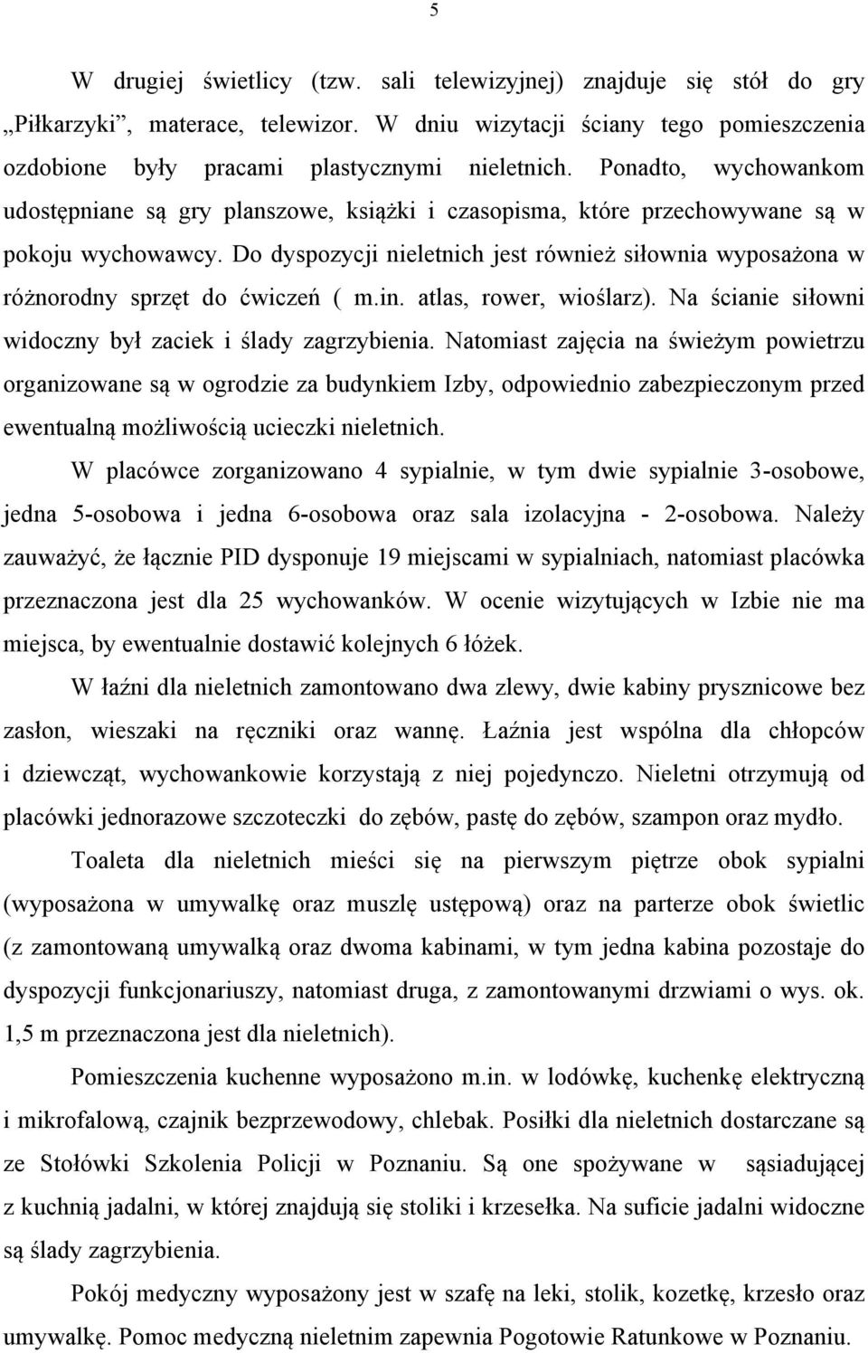 Do dyspozycji nieletnich jest również siłownia wyposażona w różnorodny sprzęt do ćwiczeń ( m.in. atlas, rower, wioślarz). Na ścianie siłowni widoczny był zaciek i ślady zagrzybienia.