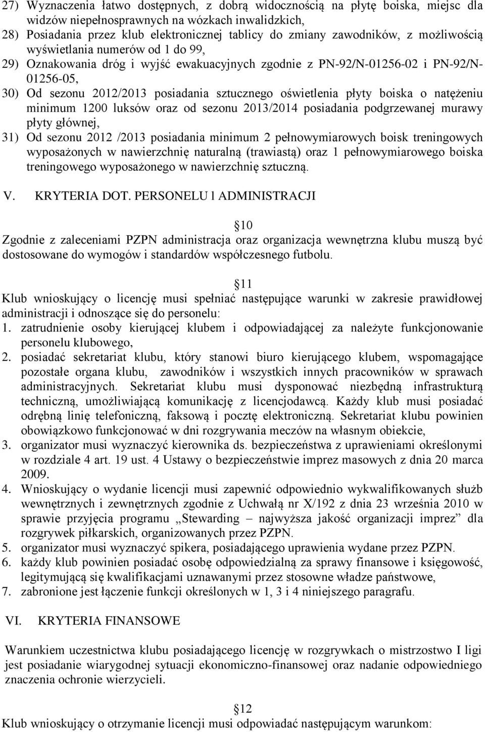 oświetlenia płyty boiska o natężeniu minimum 1200 luksów oraz od sezonu 2013/2014 posiadania podgrzewanej murawy płyty głównej, 31) Od sezonu 2012 /2013 posiadania minimum 2 pełnowymiarowych boisk