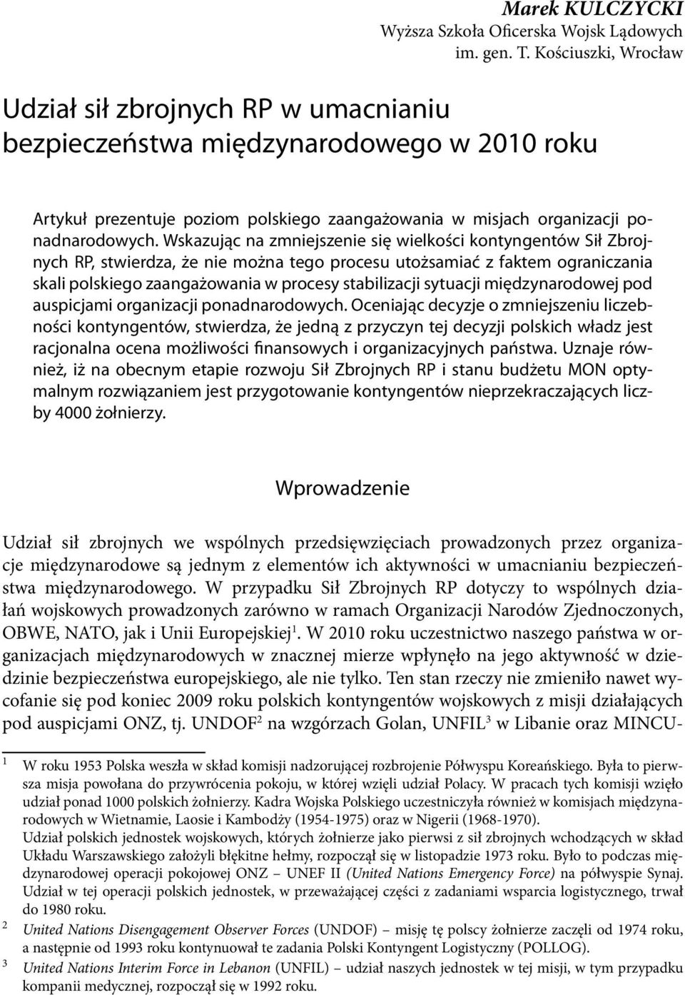 Wskazując na zmniejszenie się wielkości kontyngentów Sił Zbrojnych RP, stwierdza, że nie można tego procesu utożsamiać z faktem ograniczania skali polskiego zaangażowania w procesy stabilizacji