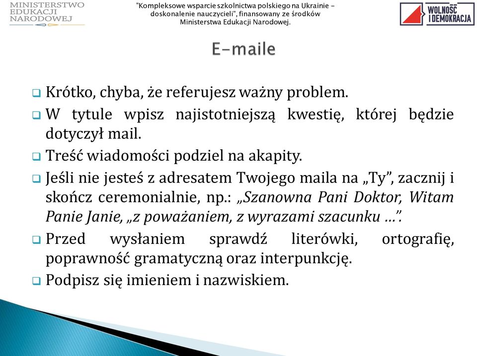 Jeśli nie jesteś z adresatem Twojego maila na Ty, zacznij i skończ ceremonialnie, np.