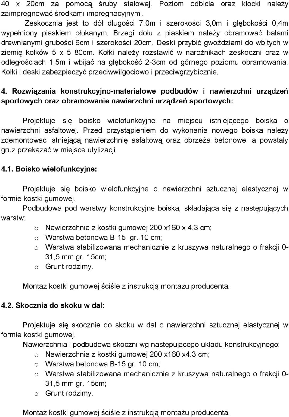 Deski przybić gwoździami do wbitych w ziemię kołków 5 x 5 80cm. Kołki należy rozstawić w narożnikach zeskoczni oraz w odległościach 1,5m i wbijać na głębokość 2-3cm od górnego poziomu obramowania.