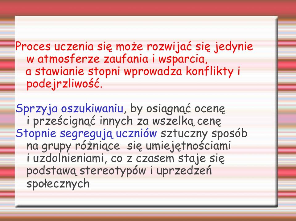 Sprzyja oszukiwaniu, by osiągnąć ocenę i prześcignąć innych za wszelką cenę Stopnie segregują