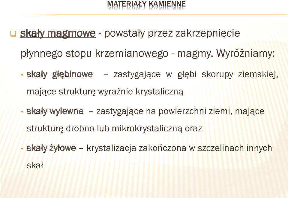 wyraźnie krystaliczną skały wylewne zastygające na powierzchni ziemi, mające strukturę