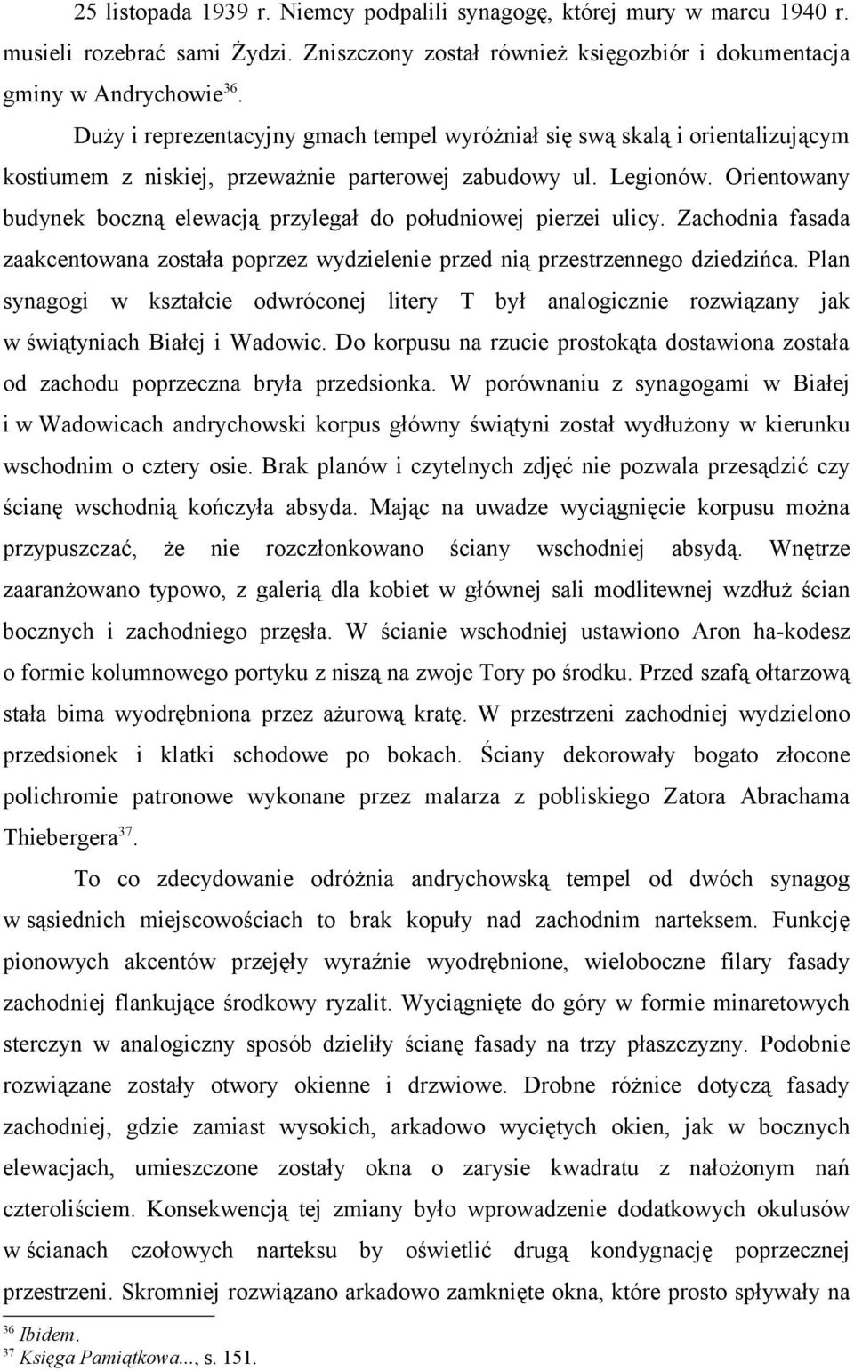 Orientowany budynek boczną elewacją przylegał do południowej pierzei ulicy. Zachodnia fasada zaakcentowana została poprzez wydzielenie przed nią przestrzennego dziedzińca.