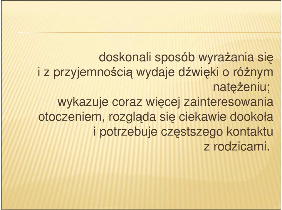 więcej zainteresowania otoczeniem, rozgląda się