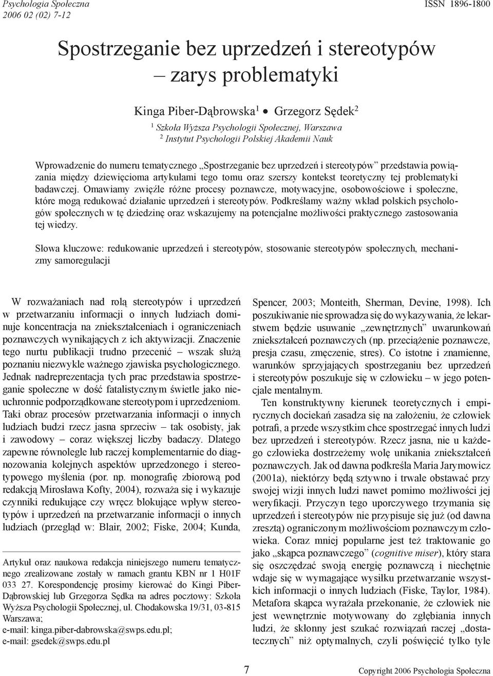 oraz szerszy kontekst teoretyczny tej problematyki badawczej. Omawiamy zwięźle różne procesy poznawcze, motywacyjne, osobowościowe i społeczne, które mogą redukować działanie uprzedzeń i stereotypów.