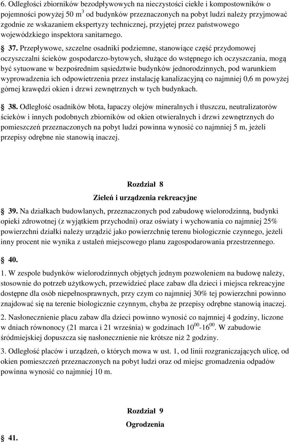 Przepływowe, szczelne osadniki podziemne, stanowiące część przydomowej oczyszczalni ścieków gospodarczo-bytowych, służące do wstępnego ich oczyszczania, mogą być sytuowane w bezpośrednim sąsiedztwie