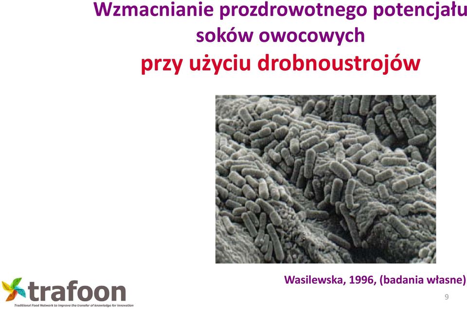 przy użyciu drobnoustrojów