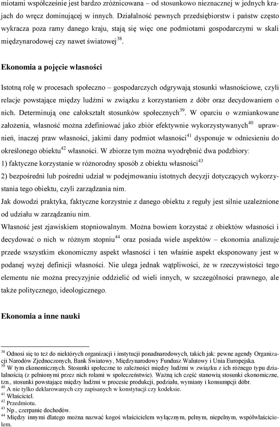 Ekonomia a pojęcie własności Istotną rolę w procesach społeczno gospodarczych odgrywają stosunki własnościowe, czyli relacje powstające między ludźmi w związku z korzystaniem z dóbr oraz decydowaniem