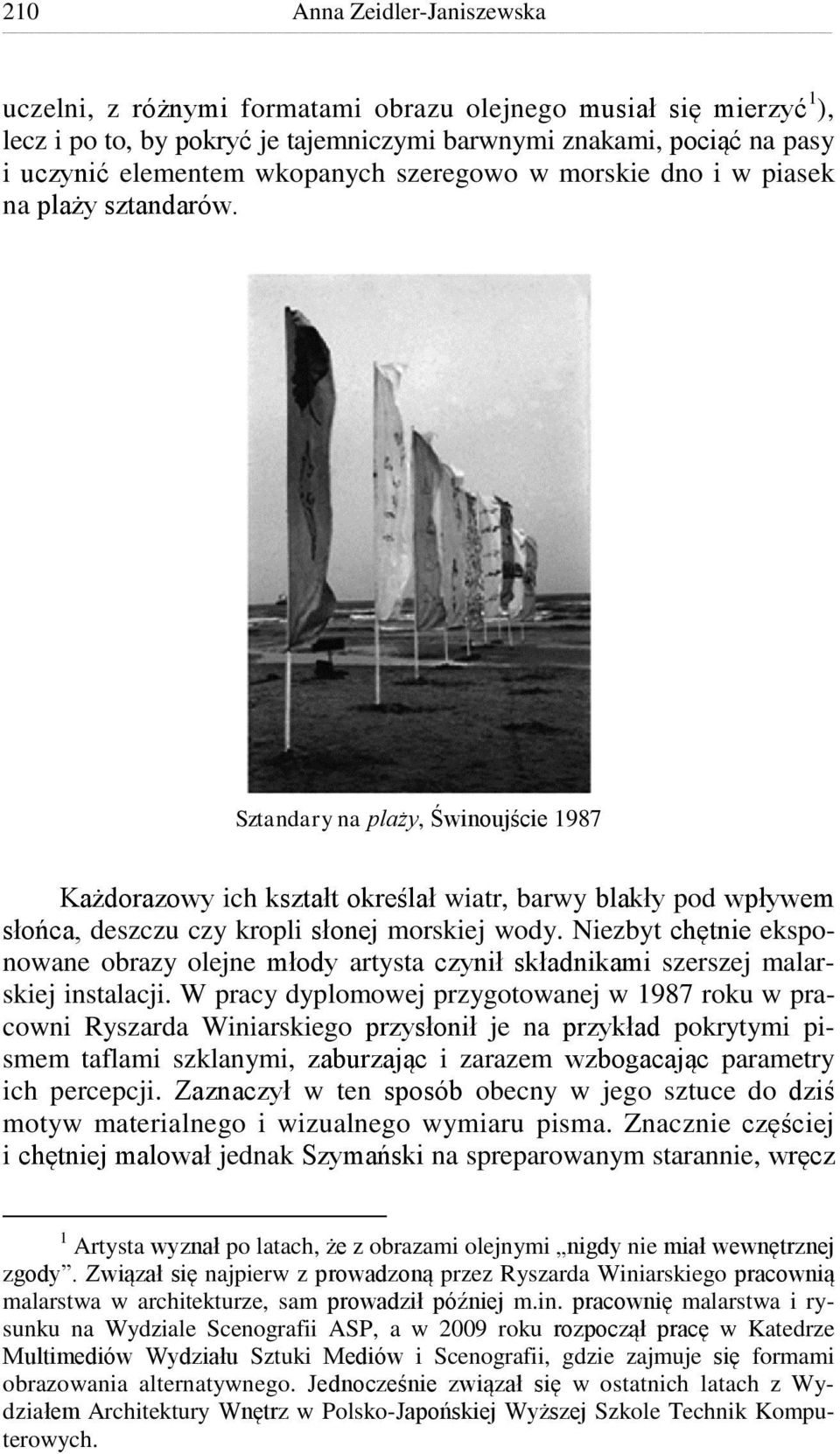 Sztandary na plaży, Świnoujście 1987 Każdorazowy ich kształt określał wiatr, barwy blakły pod wpływem słońca, deszczu czy kropli słonej morskiej wody.