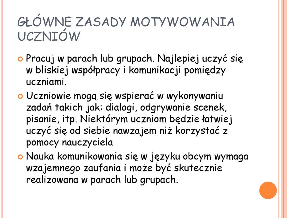 Uczniowie mogą się wspierać w wykonywaniu zadań takich jak: dialogi, odgrywanie scenek, pisanie, itp.