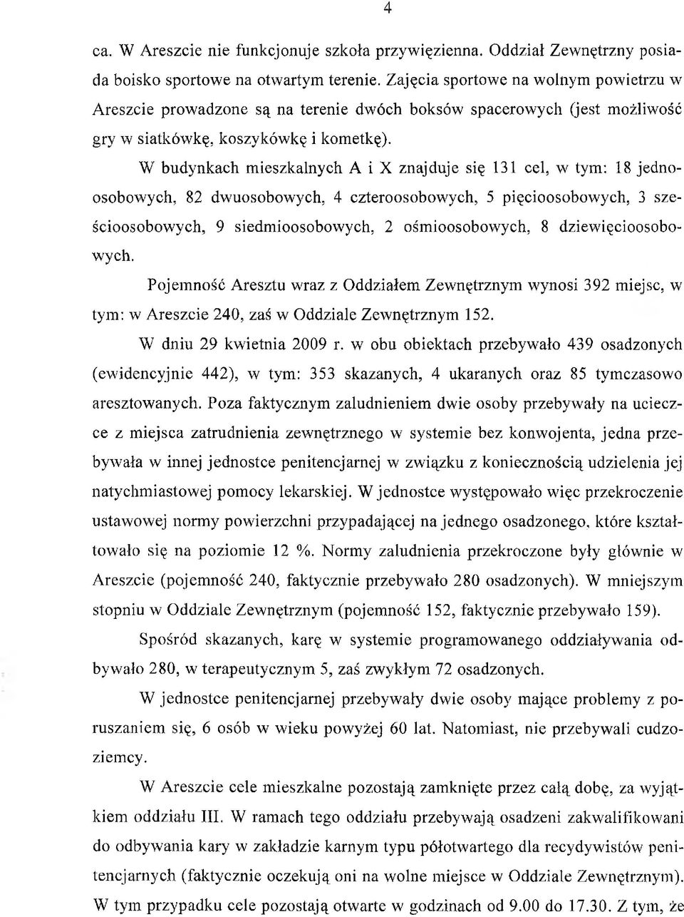 W budynkach mieszkalnych A i X znajduje się 131 cel, w tym: 18 jednoosobowych, 82 dwuosobowych, 4 czteroosobowych, 5 pięcioosobowych, 3 sześcioosobowych, 9 siedmioosobowych, 2 ośmioosobowych, 8