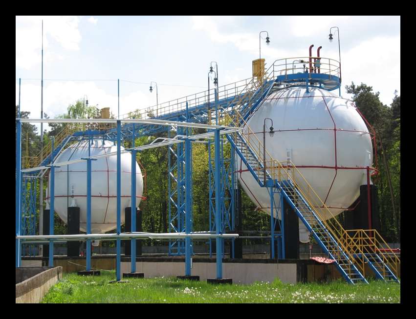 Własna rozlewnia gazu Rozlewnia w Zawadzkiem dysponuje: zbiornikami gazu płynnego o łącznej pojemności 720 m³ (380 ton) bocznicą kolejową,