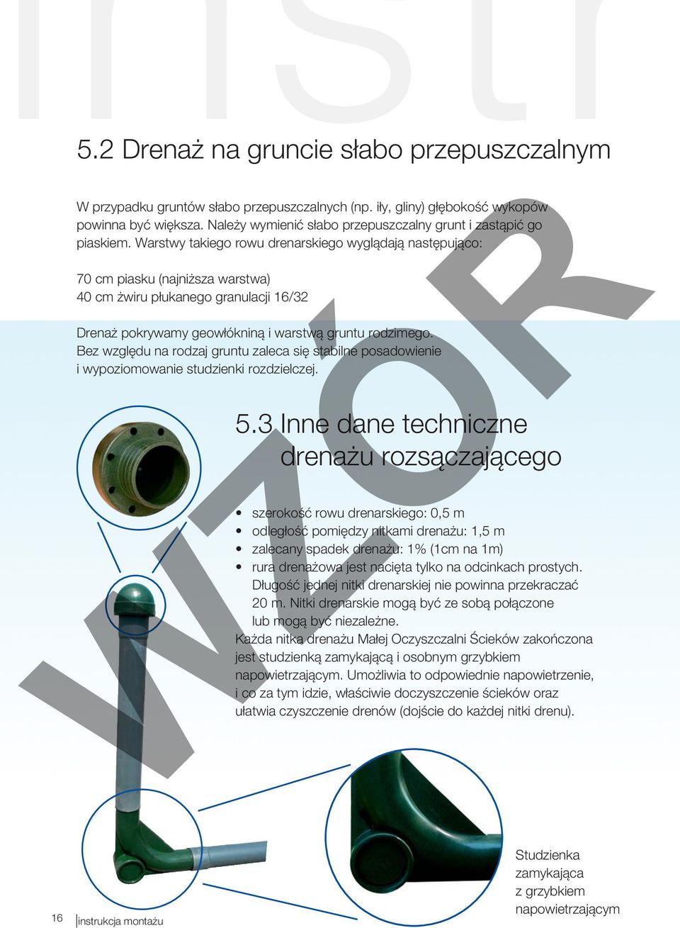 Warstwy takiego rowu drenarskiego wyglądają następująco: 70 cm piasku (najniższa warstwa) 40 cm żwiru płukanego granulacji 16/32 Drenaż pokrywamy geowłókniną i warstwą gruntu rodzimego.