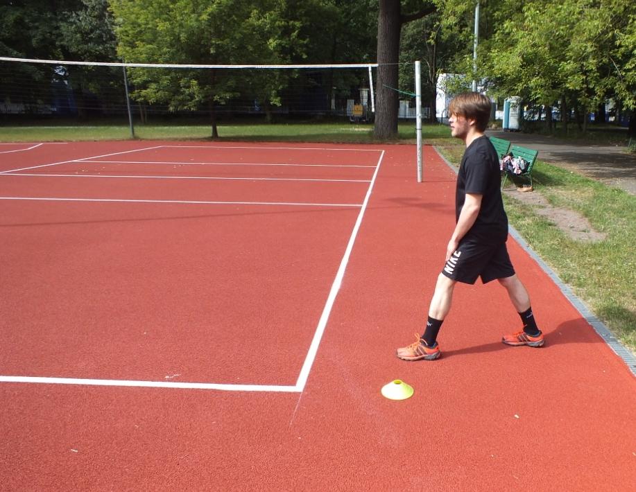 Trening sportowy Trening sportowy to długofalowy, specyficzny proces adaptacji wysiłkowej, który wpływa wszechstronnie na rozwój całego ustroju i