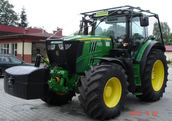 Projekt obejmował również (alokacja środków 2010) zakup ciągnika rolniczego marki John Deere przeznaczonego do konserwacji pasa drogi granicznej na terenie służbowej odpowiedzialności Bieszczadzkiego