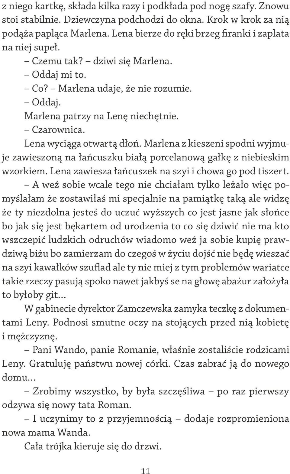 Lena wyciąga otwartą dłoń. Marlena z kieszeni spodni wyjmu je zawieszoną na łańcuszku białą porcelanową gałkę z niebieskim wzorkiem. Lena zawiesza łańcuszek na szyi i chowa go pod tiszert.