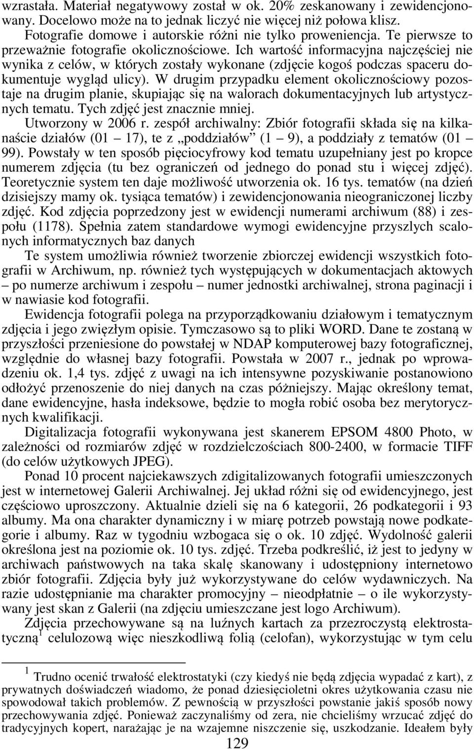 Ich wartość informacyjna najczęściej nie wynika z celów, w których zostały wykonane (zdjęcie kogoś podczas spaceru dokumentuje wygląd ulicy).