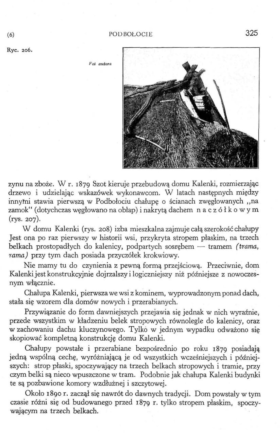 208) izba mieszkalna zajmuje całą szerokość chałupy Jest ona po raz pierwszy w historii wsi, przykryta stropem płaskim, na trzech belkach prostopadłych do kalenicy, podpartych sosrębem tramem (trama,